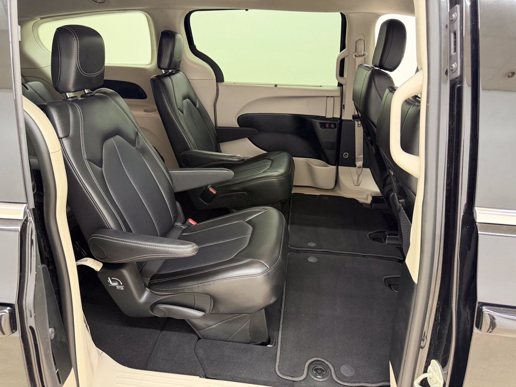 Used 2024 Chrysler Pacifica Touring-L FWD image 14