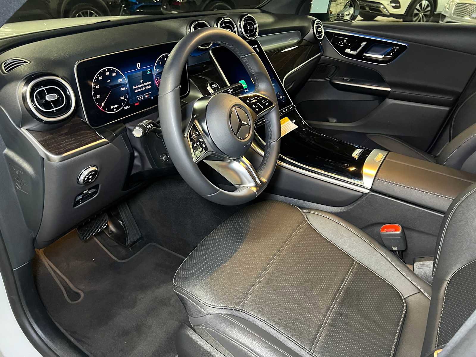 Used 2025 Mercedes-Benz GLC 300 4MATIC image 23