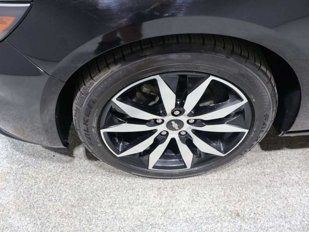 Used 2017 Chevrolet Malibu LT w/ Leather Package FWD image 10