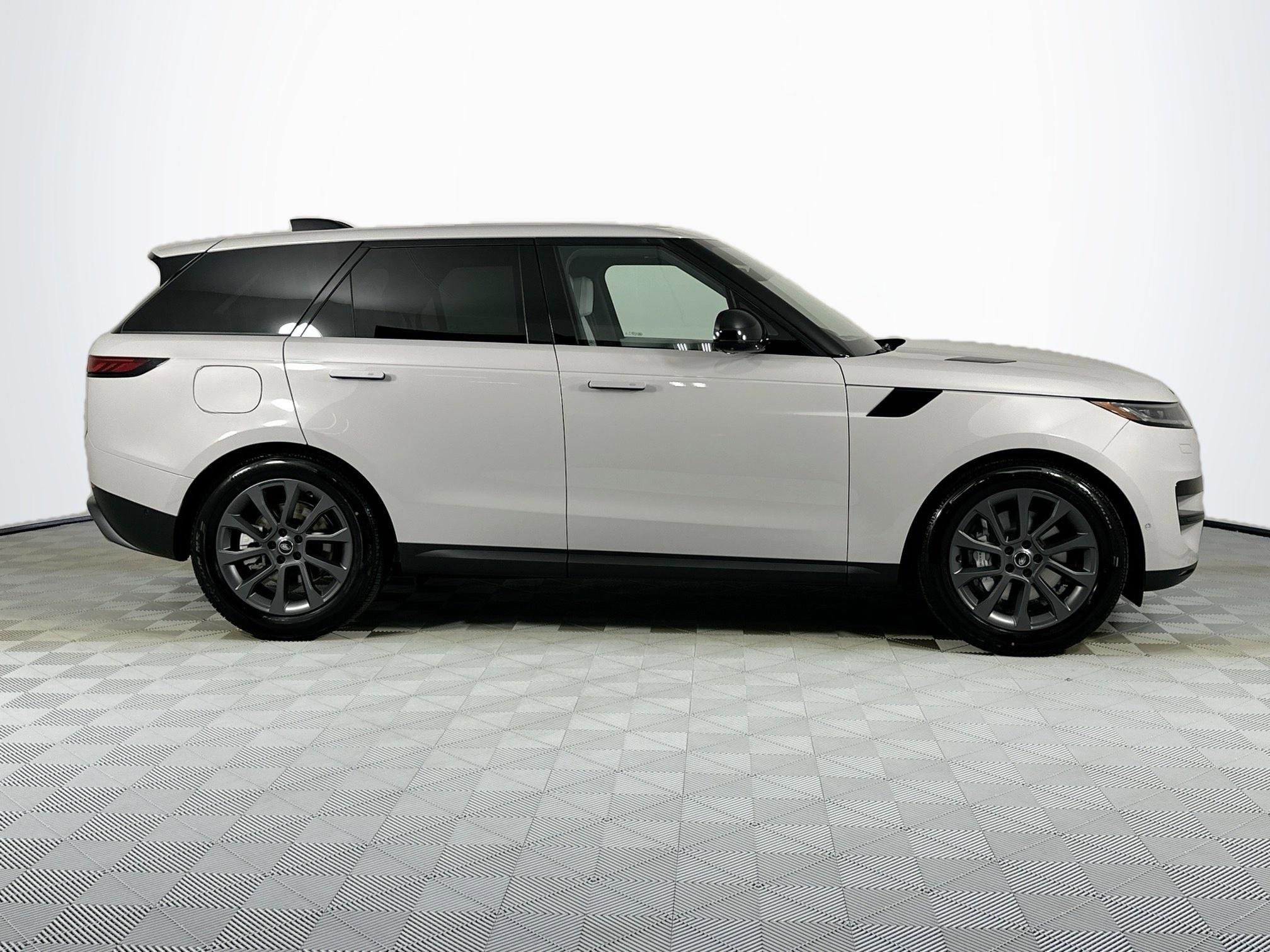 Used 2025 Land Rover Range Rover Sport image 4