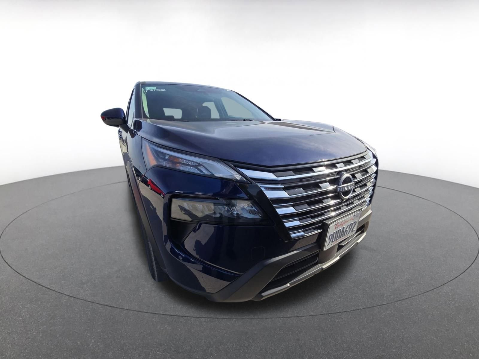 Used 2025 Nissan Rogue SV image 2