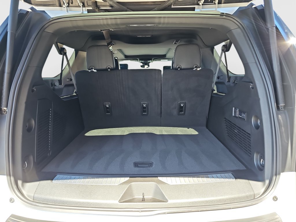 Used 2025 Chevrolet Suburban Premier AWD/4WD image 23