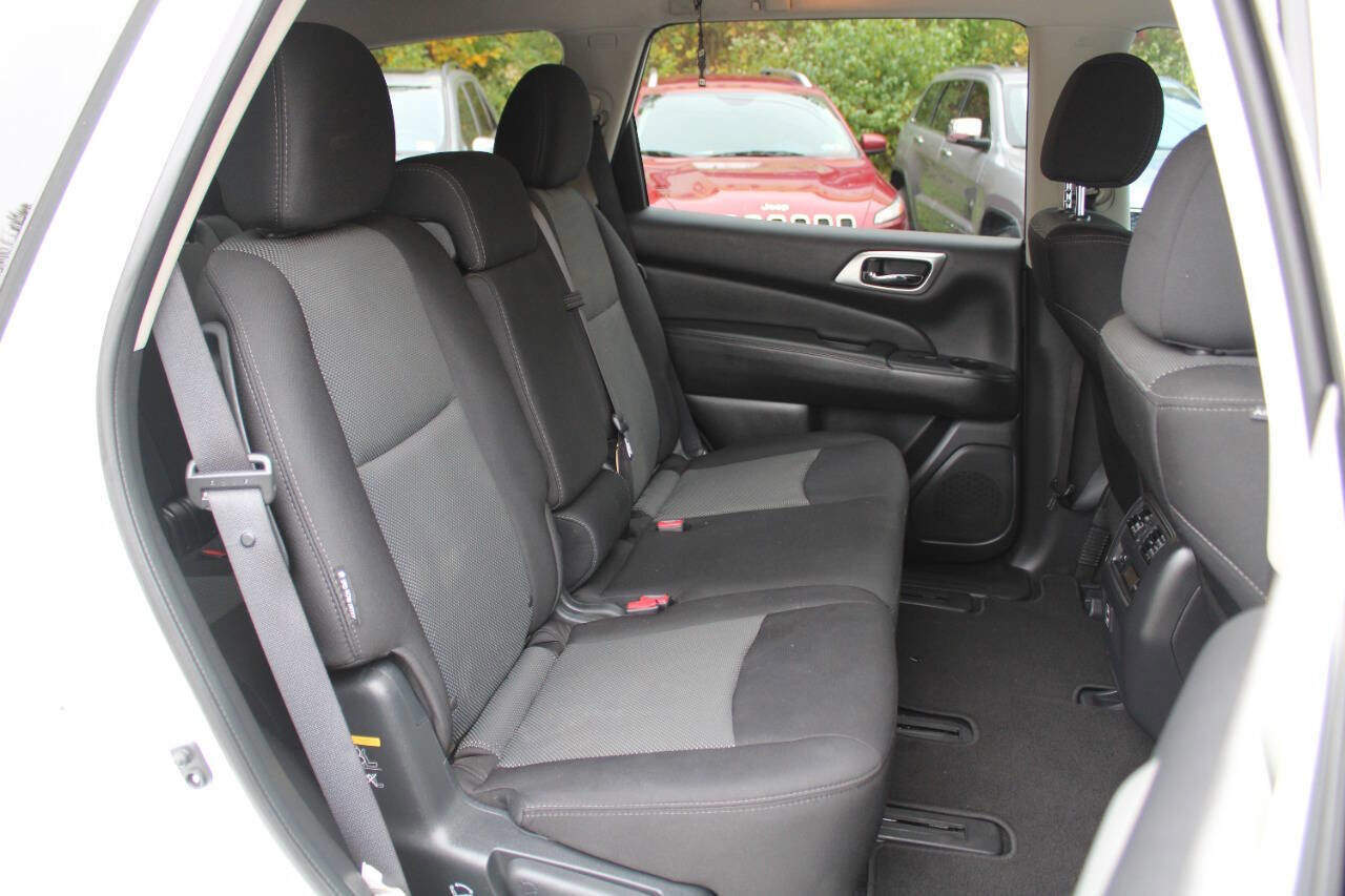 Used 2018 Nissan Pathfinder SV image 29