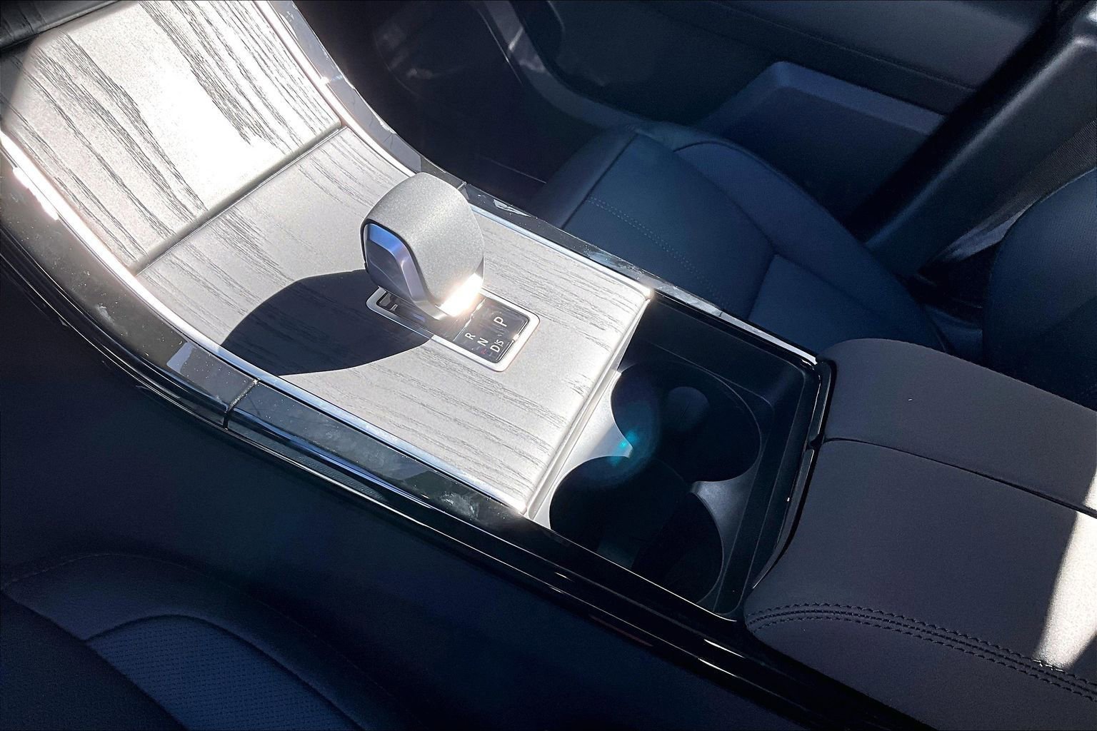 New 2026 Land Rover Range Rover Velar Dynamic SE image 8