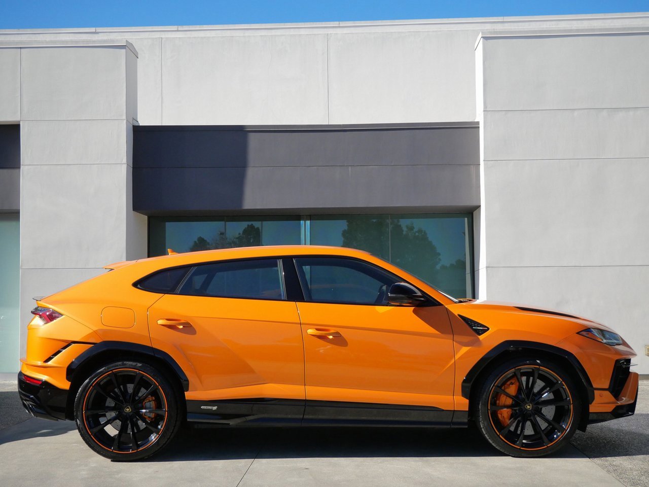 Used 2024 Lamborghini Urus S image 2