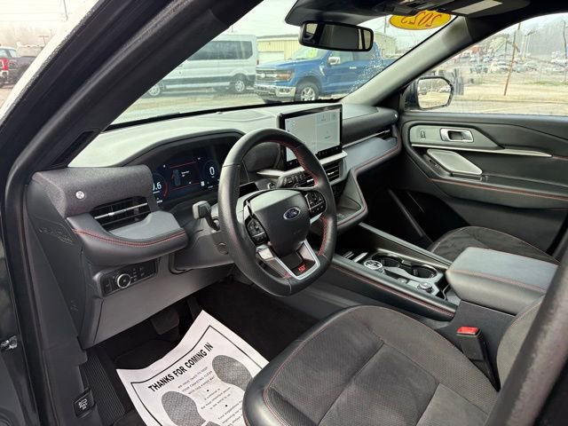 Used 2025 Ford Explorer ST image 3