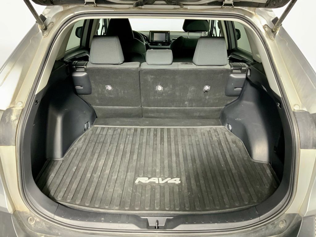 Used 2021 Toyota RAV4 LE image 28