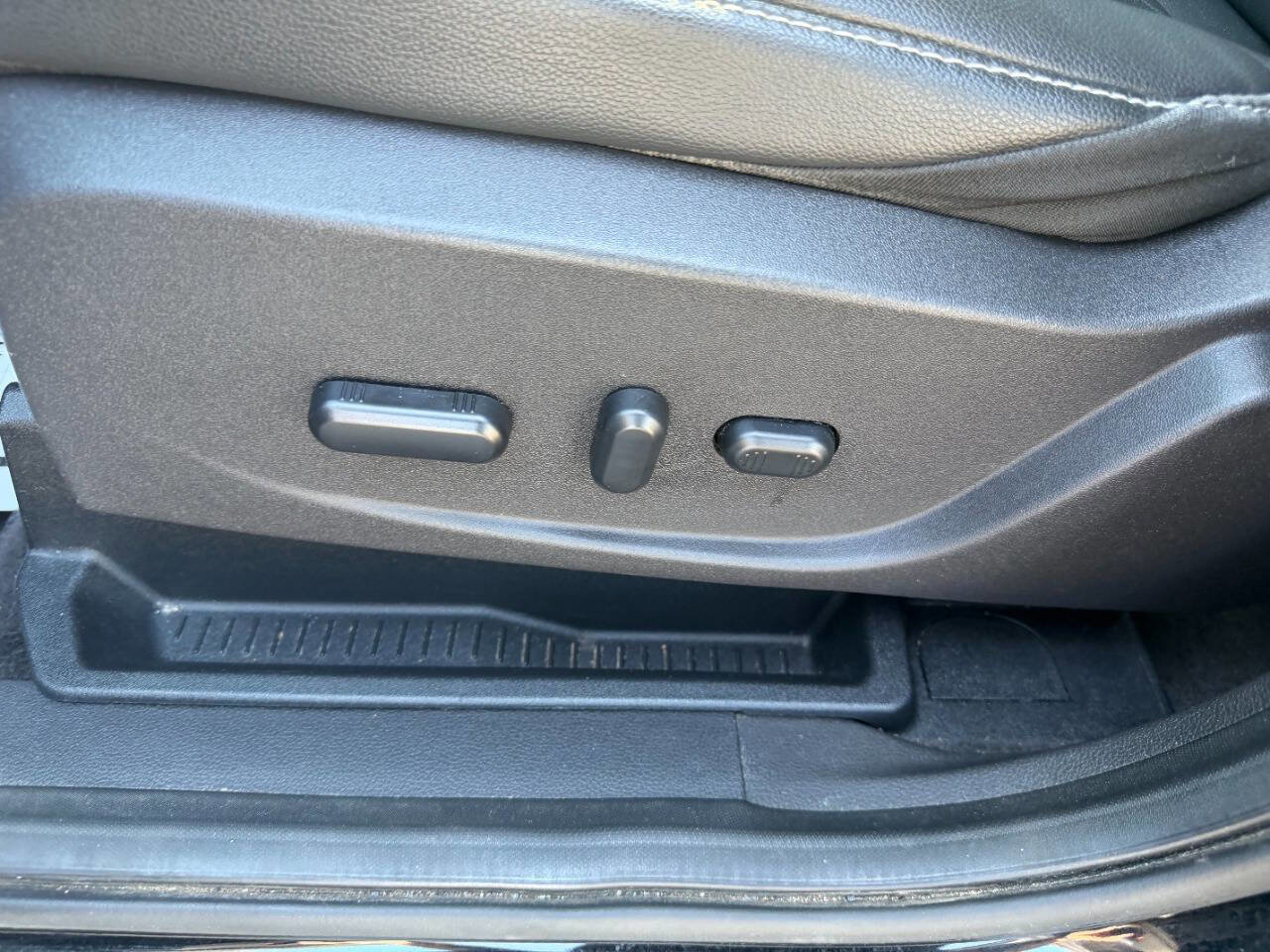 Used 2016 Ford Escape Titanium w/ Equipment Group 301A AWD/4WD image 20