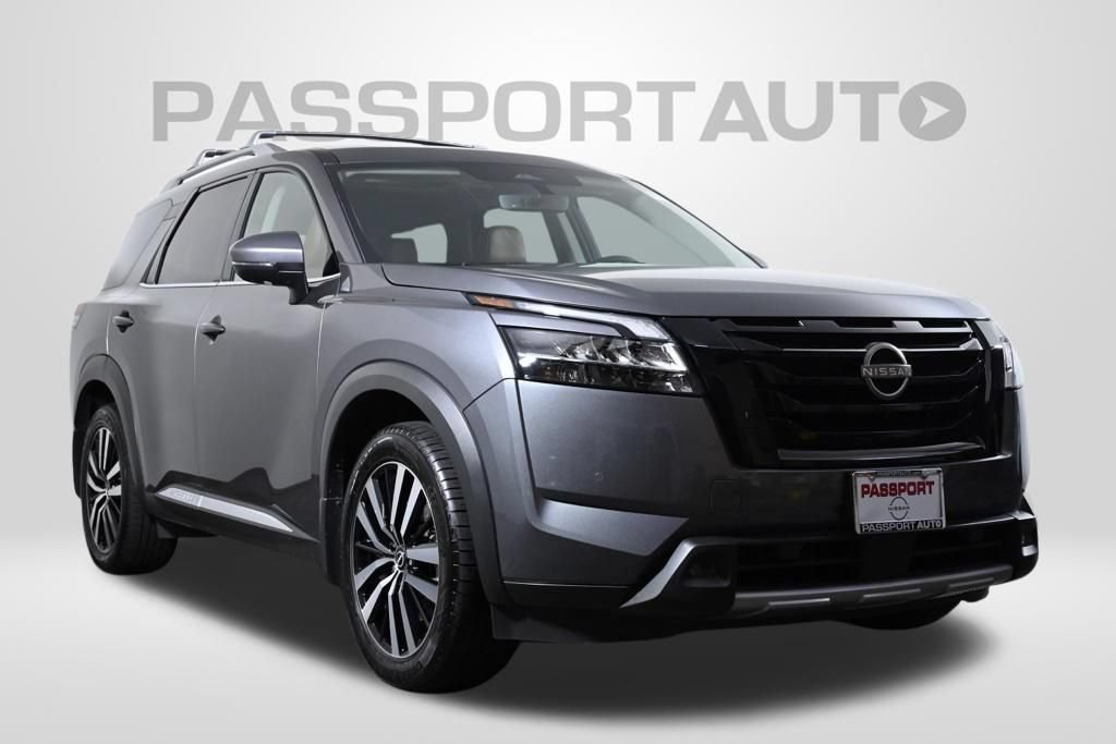 Certified 2024 Nissan Pathfinder Platinum w/ Black Appearance Package AWD/4WD image 4