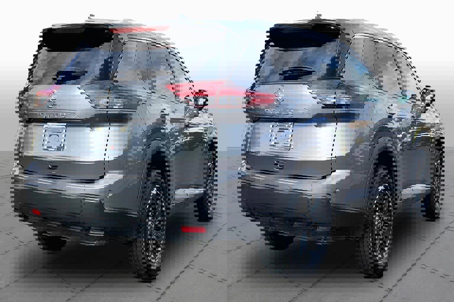 Used 2025 Nissan Rogue SV w/ SV Premium Package FWD image 13