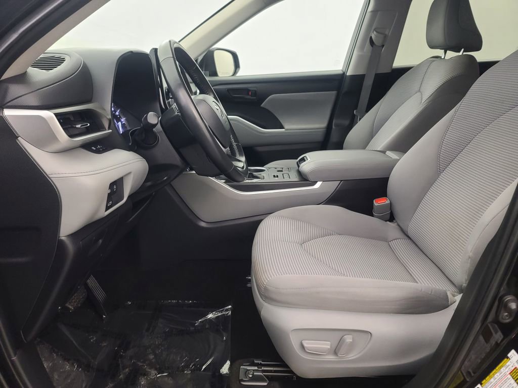 Used 2023 Toyota Highlander LE image 27