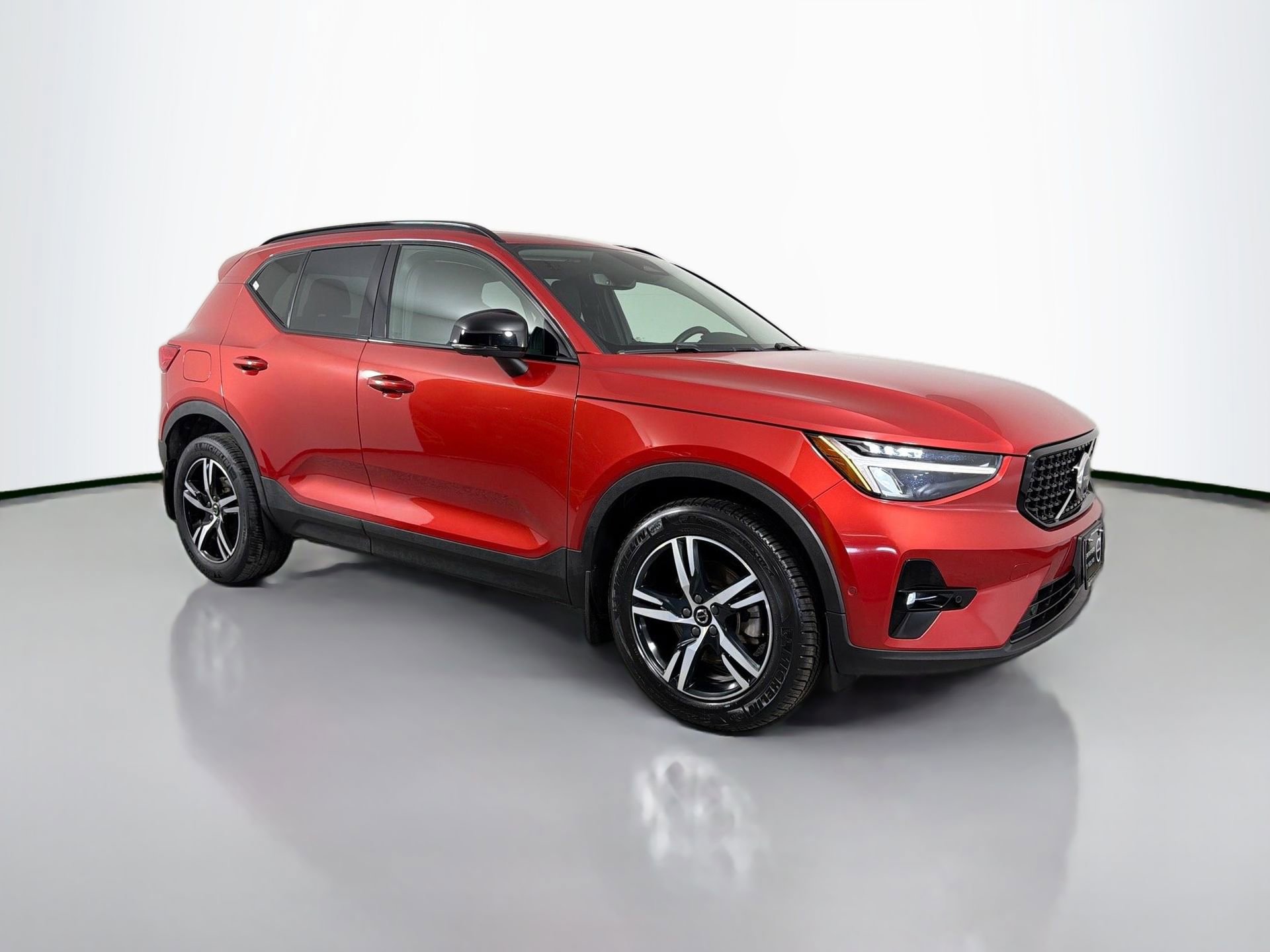 Certified 2023 Volvo XC40 B4 Plus w/ Driver Assist Package image 3