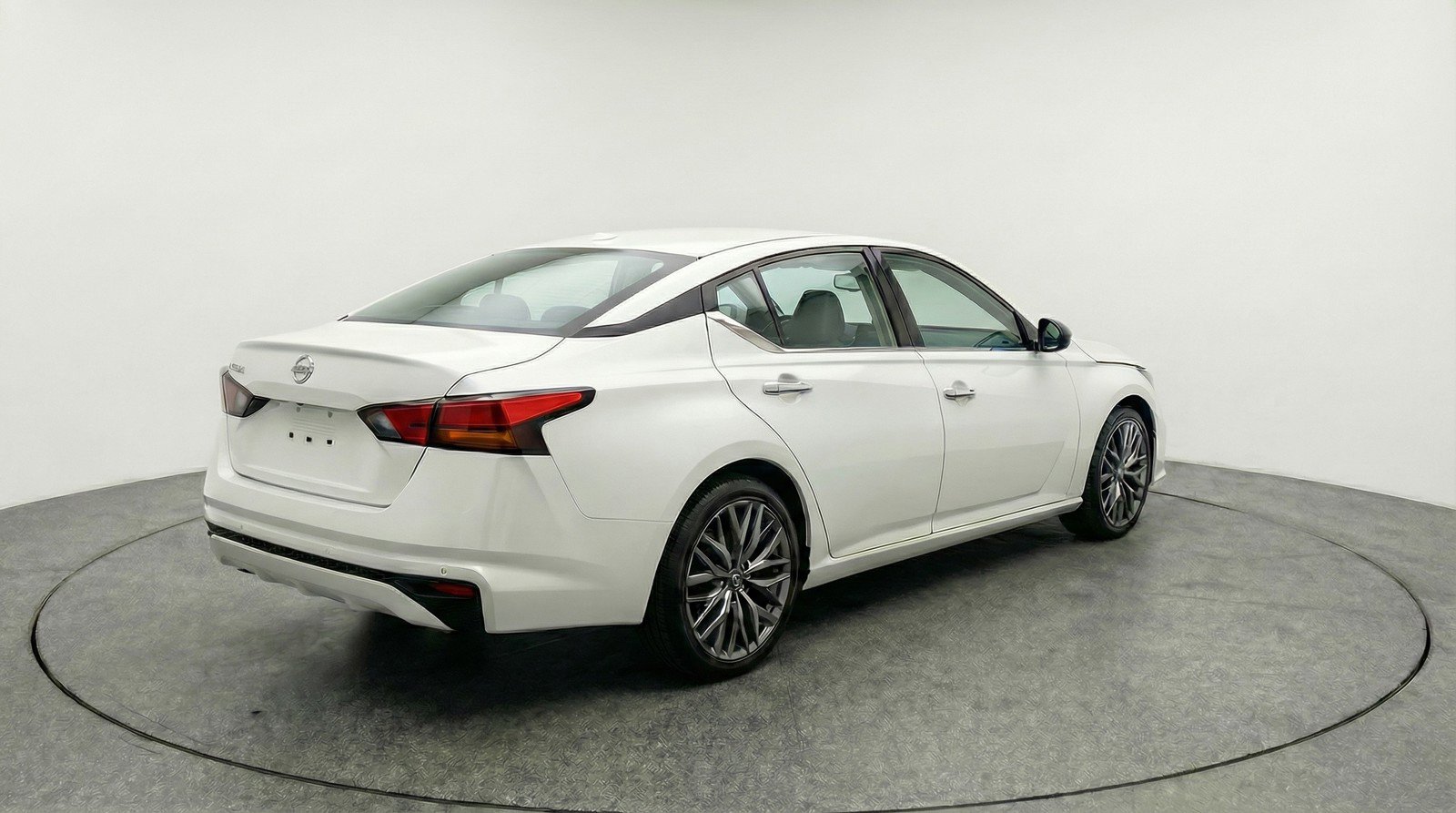 Used 2025 Nissan Altima 2.5 SV FWD image 9