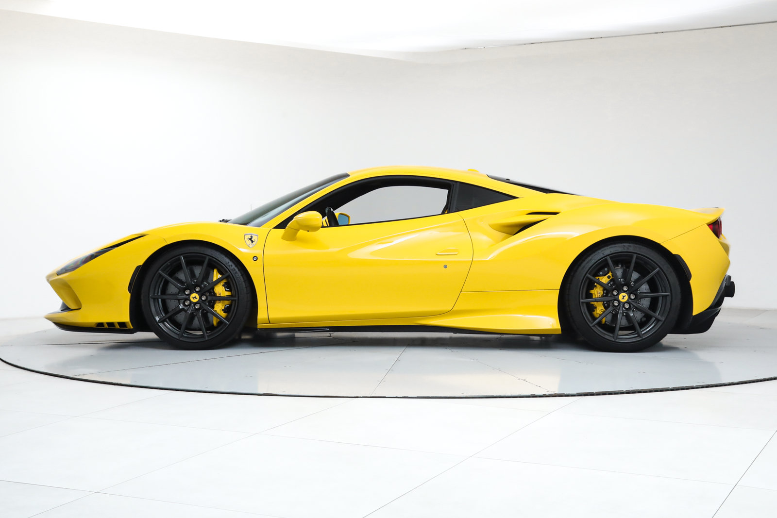 Certified 2022 Ferrari F8 Tributo RWD image 4