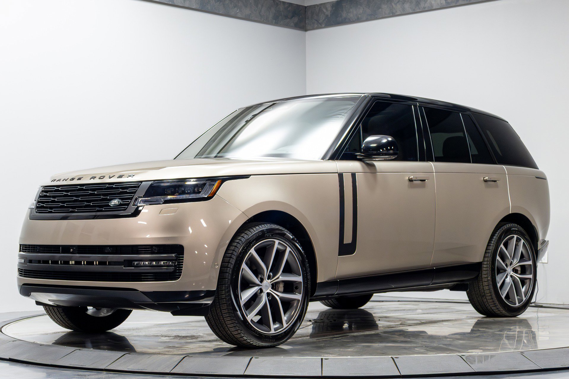 Used 2025 Land Rover Range Rover SE AWD/4WD image 2