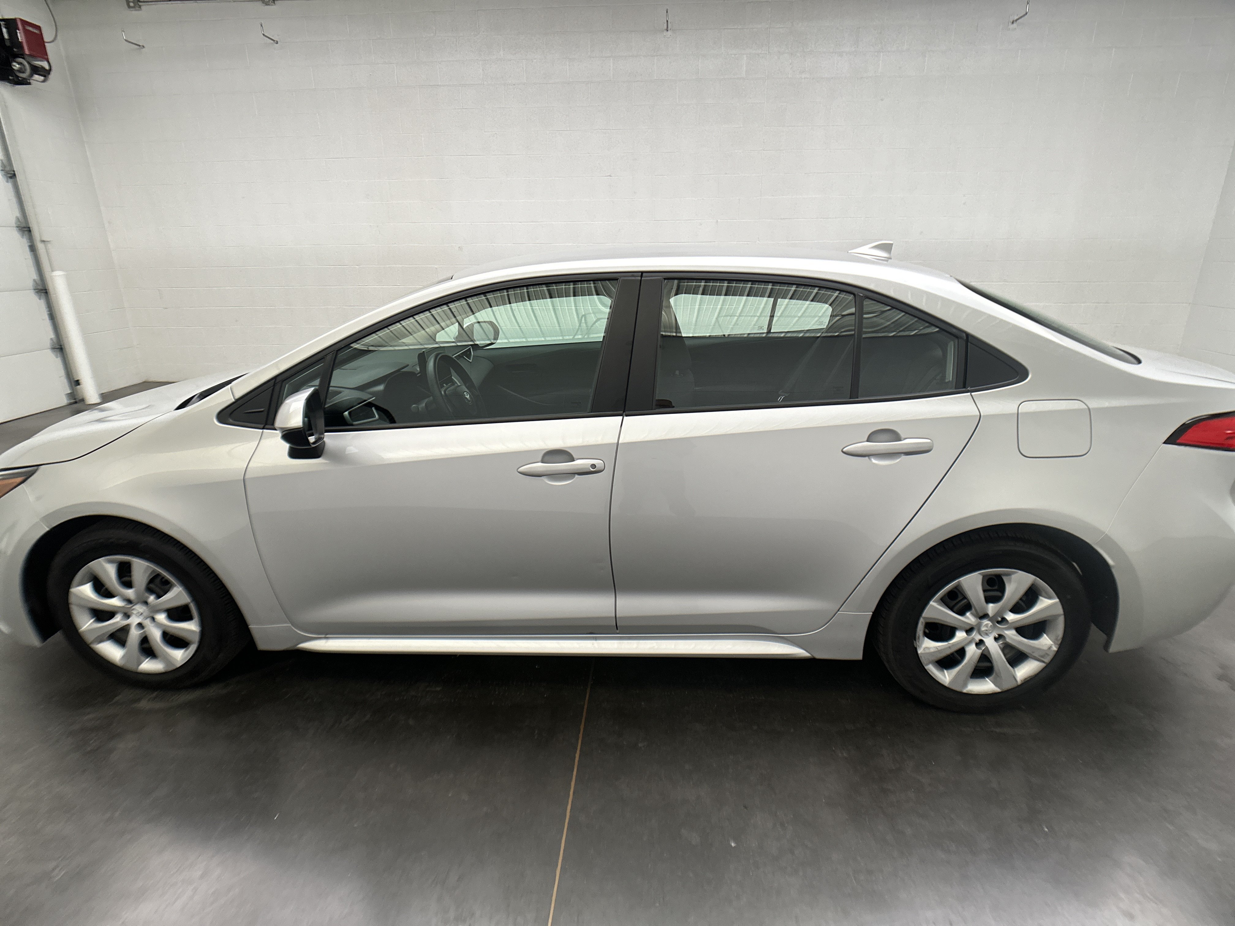Used 2025 Toyota Corolla LE FWD image 5