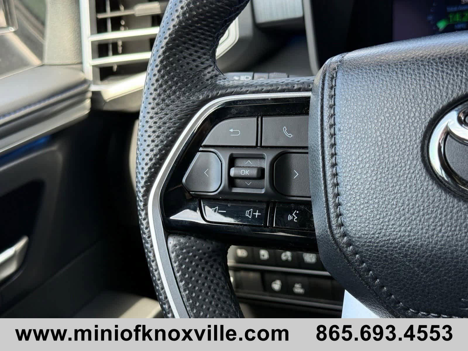 Used 2024 Toyota Sequoia Platinum AWD/4WD image 25