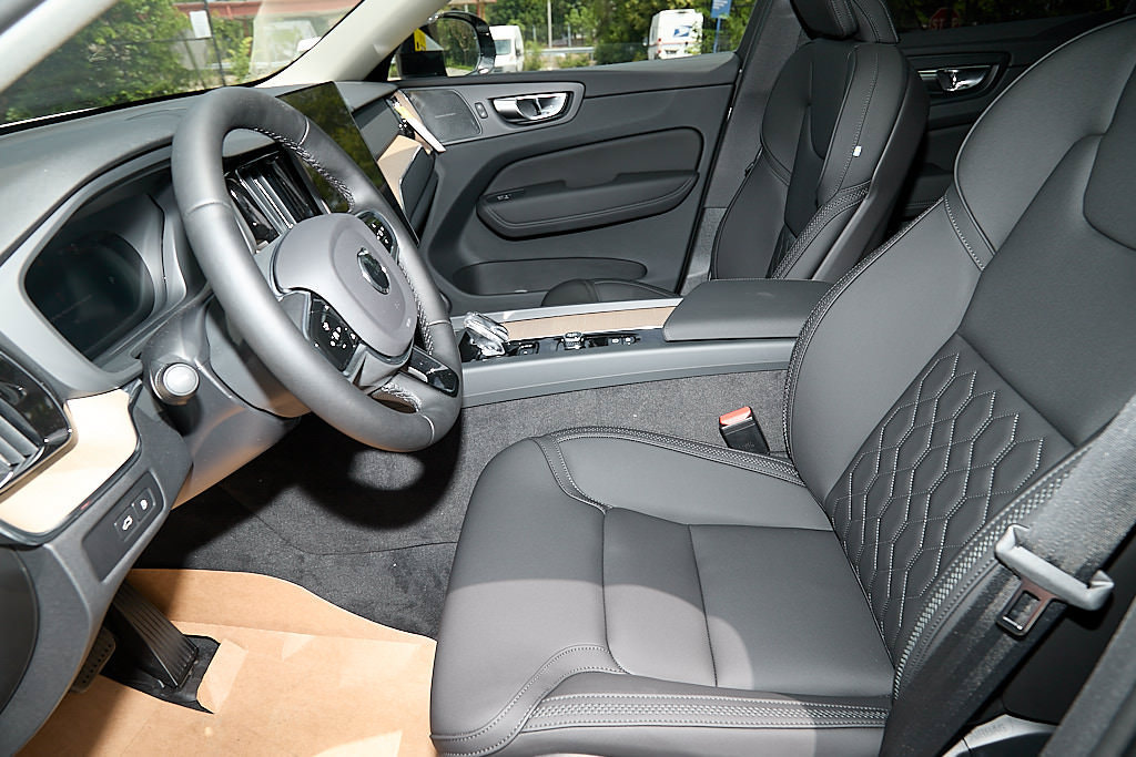 New 2026 Volvo XC60 T8 Plus w/ Climate Package AWD/4WD image 14