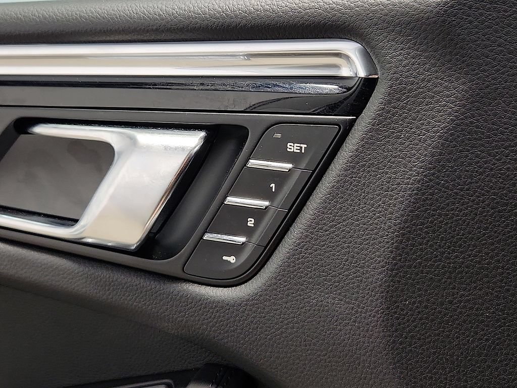 Certified 2026 Porsche Macan AWD/4WD image 25