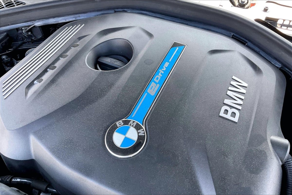 Used 2018 BMW 330e w/ Convenience Package RWD image 32