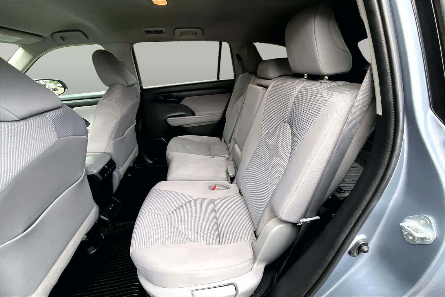 Used 2021 Toyota Highlander LE AWD/4WD image 19