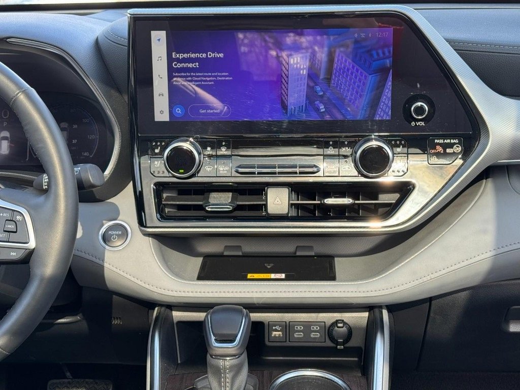 Used 2024 Toyota Highlander Platinum image 16