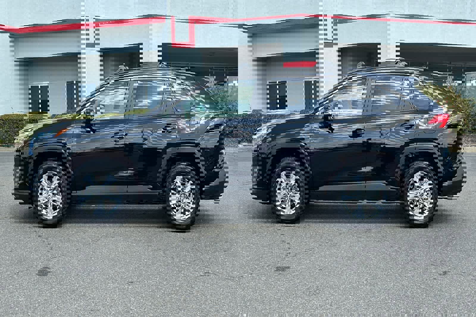 Used 2025 Toyota RAV4 LE AWD/4WD image 9