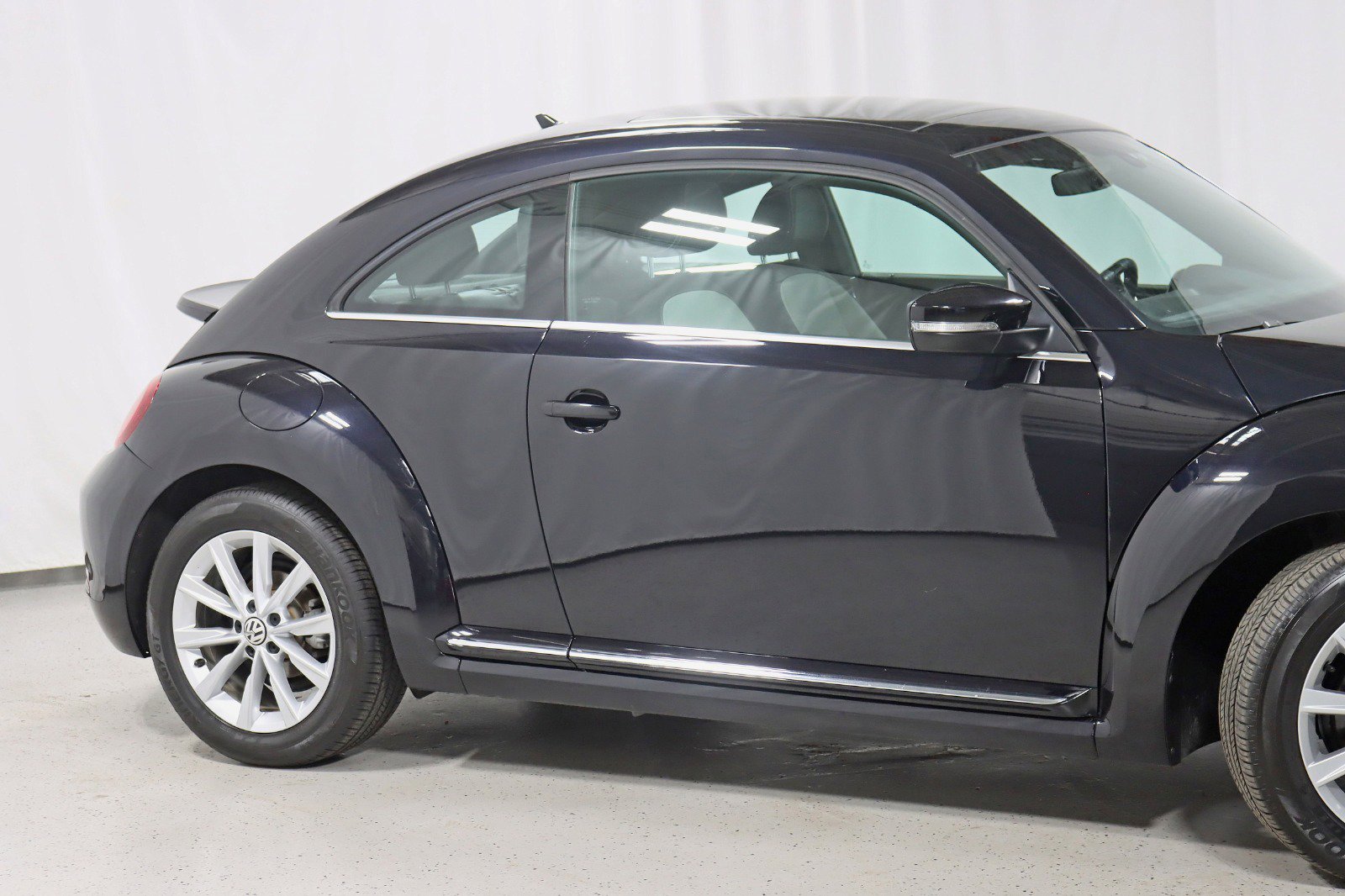 Used 2018 Volkswagen Beetle 2.0T SE FWD image 3