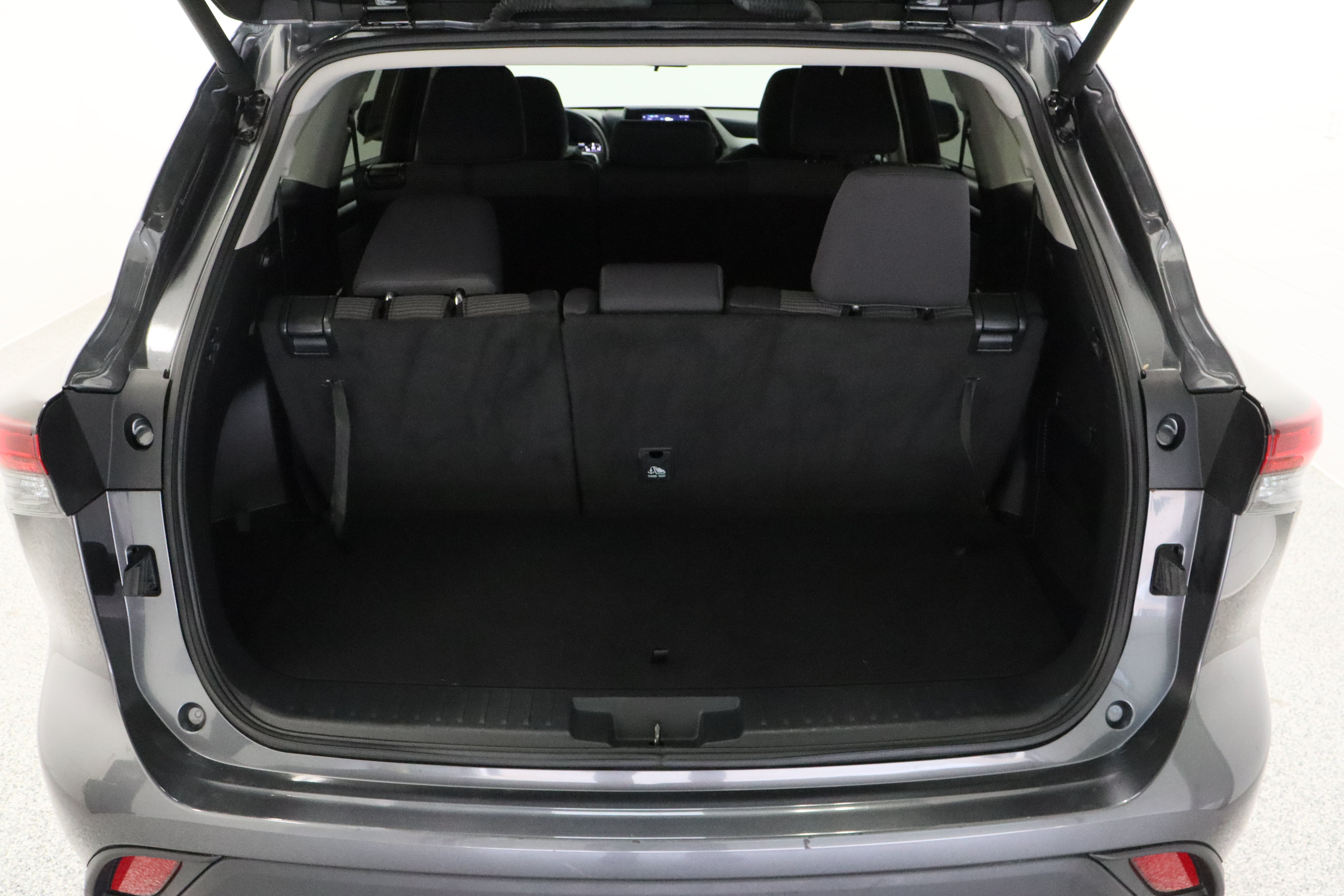 Used 2025 Toyota Highlander LE FWD image 33