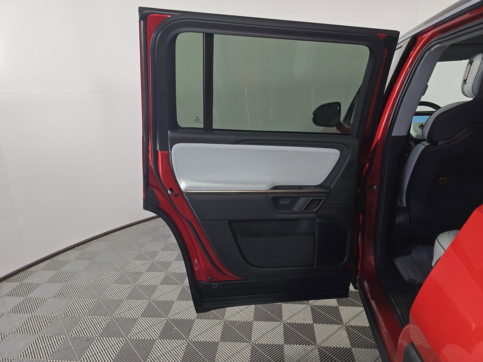 Used 2024 Rivian R1S Adventure AWD/4WD image 17