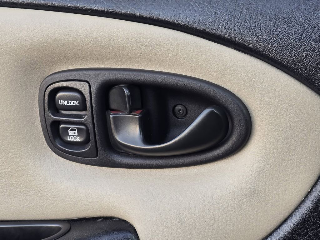 Used 2001 Saturn S-Series SL2 image 17