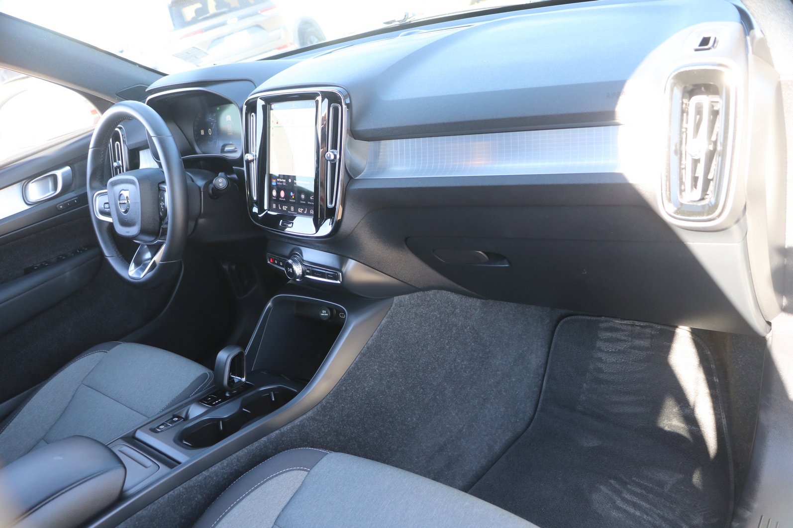 Used 2024 Volvo XC40 B5 Core image 34