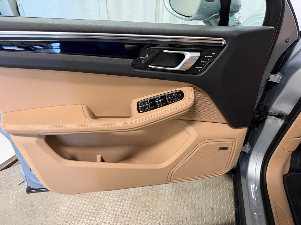 Certified 2026 Porsche Macan AWD/4WD image 8