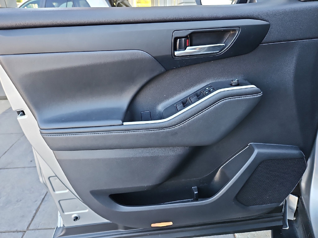 Certified 2021 Toyota Highlander XLE AWD/4WD image 13