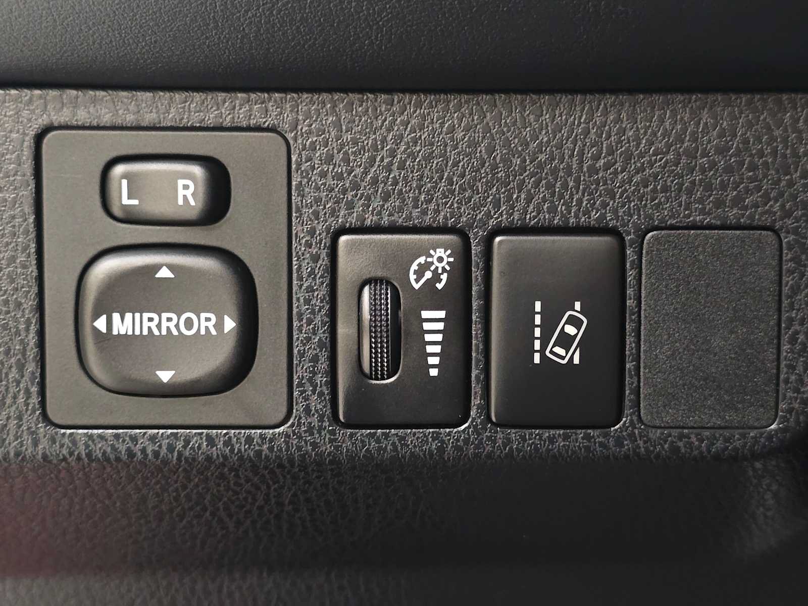 Used 2018 Toyota RAV4 SE AWD/4WD image 17