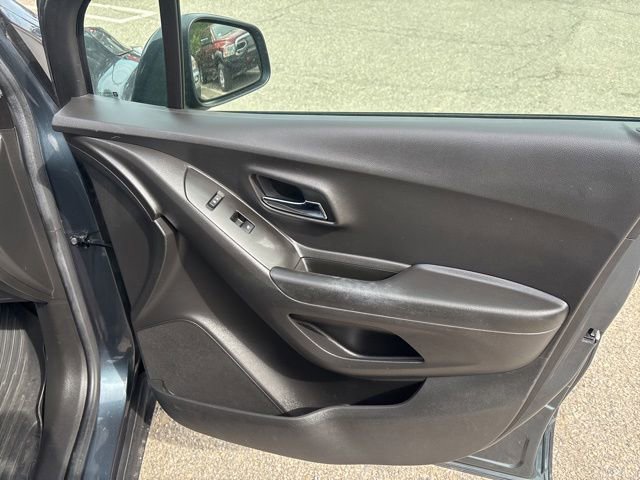 Used 2021 Chevrolet Trax LS w/ Tint and Cruise Package FWD image 12