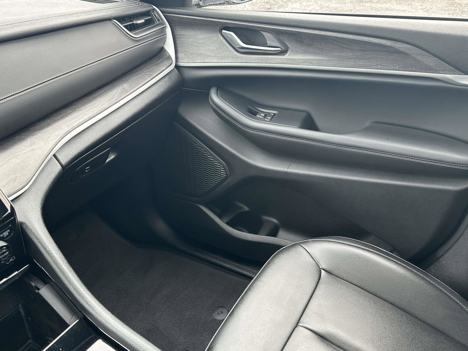 Used 2023 Jeep Grand Cherokee Limited image 32