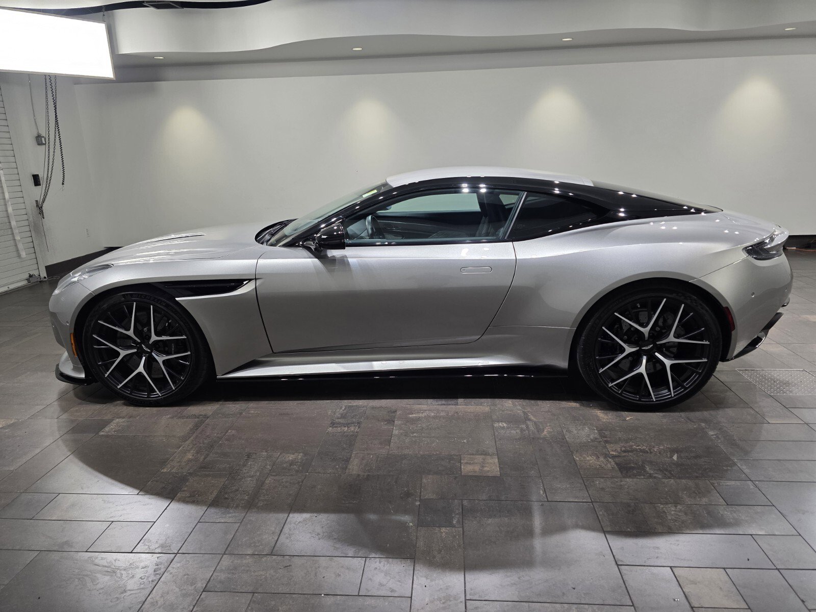 Used 2024 Aston Martin DB12 Coupe RWD image 23