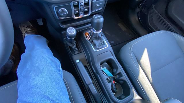 Used 2025 Jeep Wrangler Unlimited Sahara AWD/4WD image 28