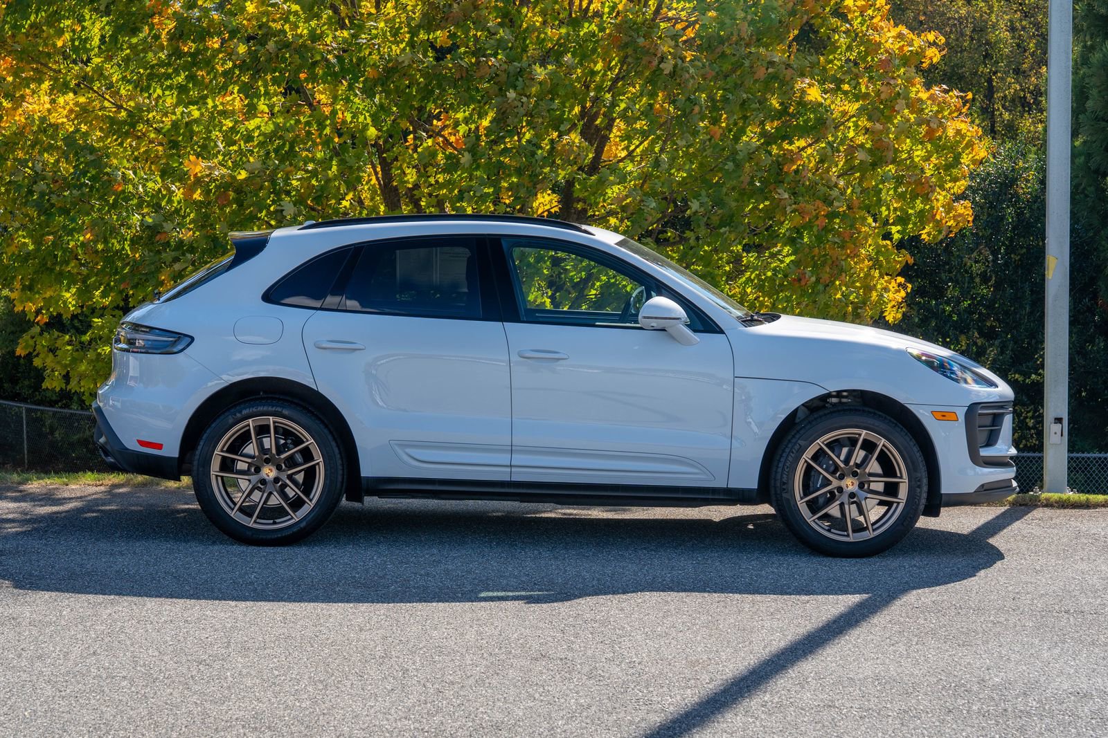 Certified 2025 Porsche Macan Base image 8