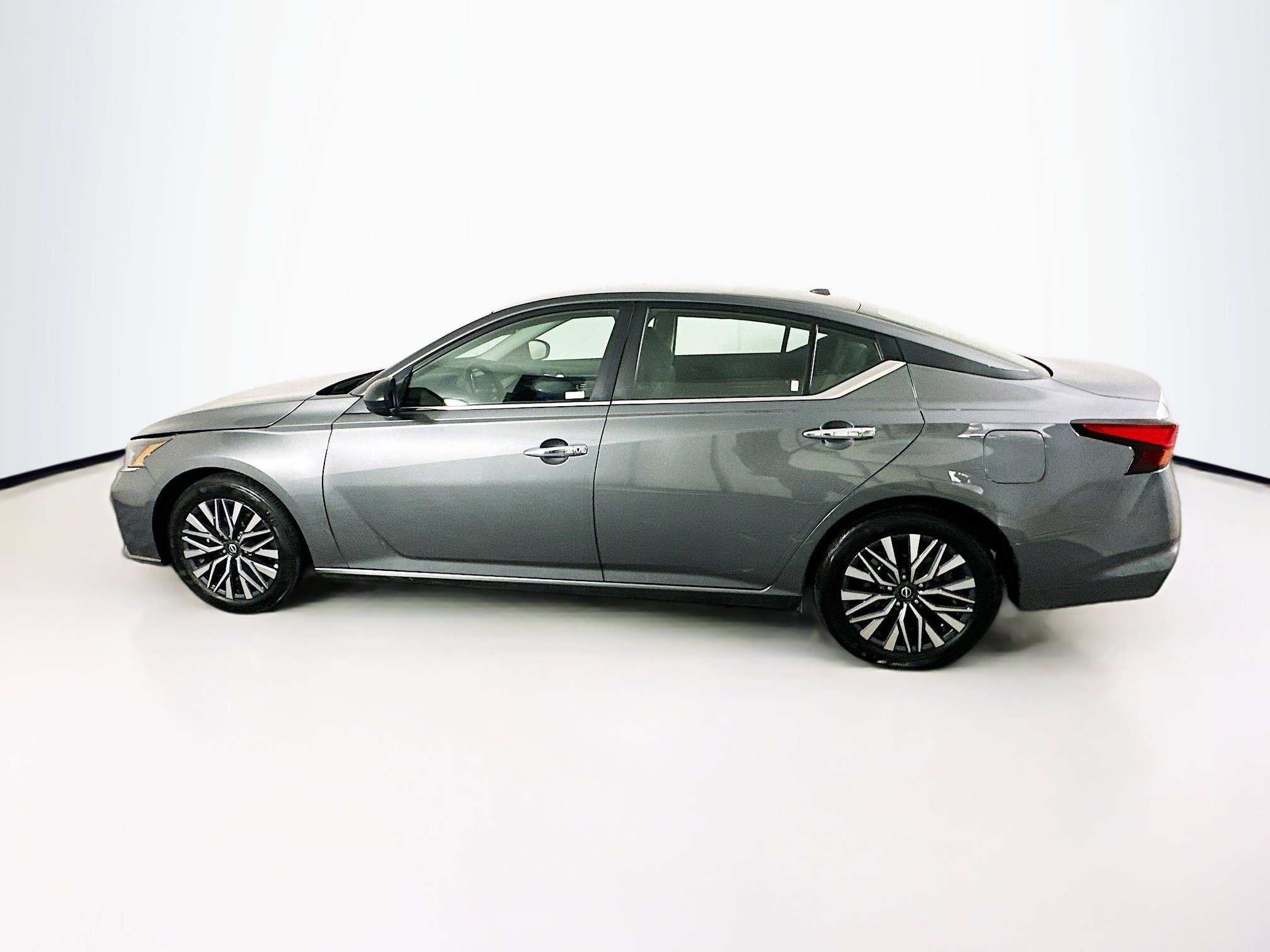 Used 2025 Nissan Altima 2.5 SV image 4