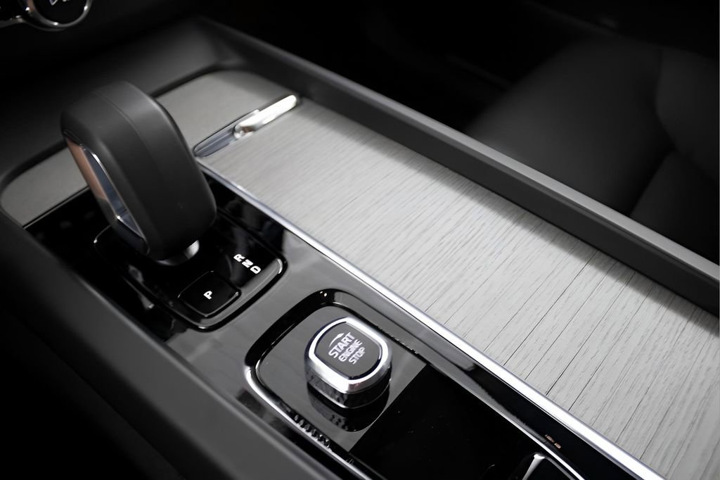 Certified 2025 Volvo XC60 T8 Plus w/ Protection Package Premier image 26