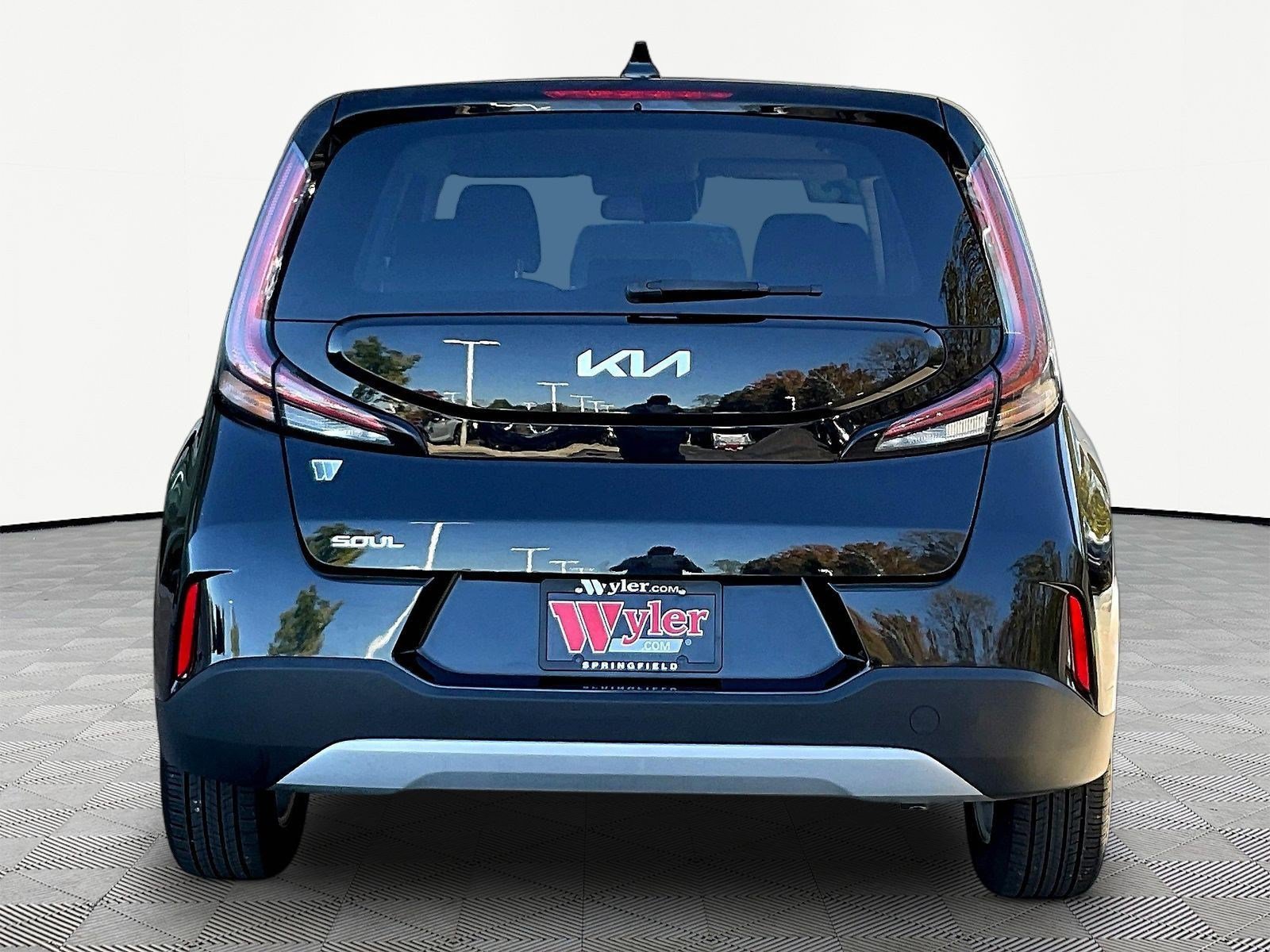 Used 2023 Kia Soul LX w/ LX Technology Package FWD image 5