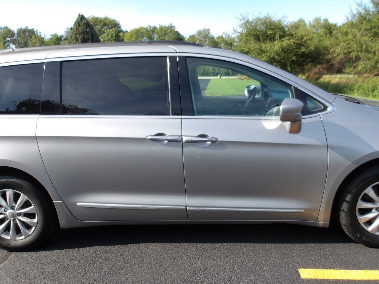 Used 2017 Chrysler Pacifica Touring-L FWD image 31