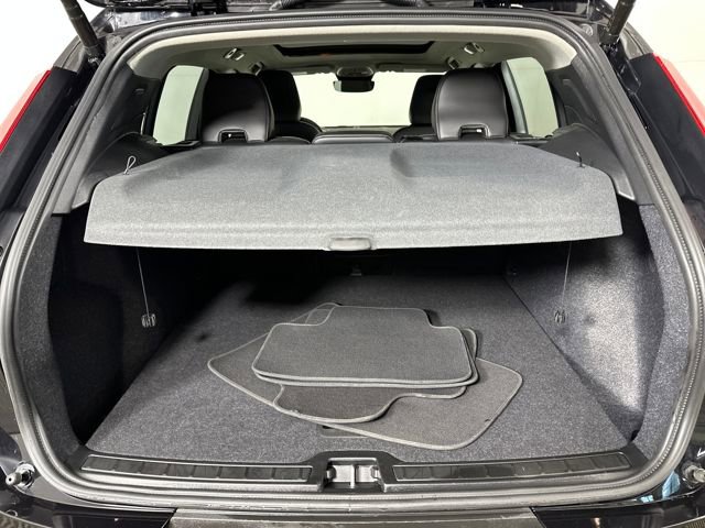 Used 2025 Volvo XC40 B5 Core image 24