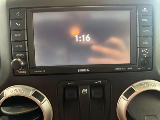 Used 2017 Jeep Wrangler Sahara w/ Connectivity Group AWD/4WD image 15