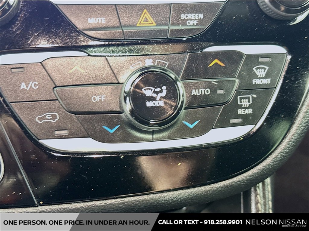 Used 2022 Chrysler Pacifica Limited w/ Uconnect Theater Family Group image 16