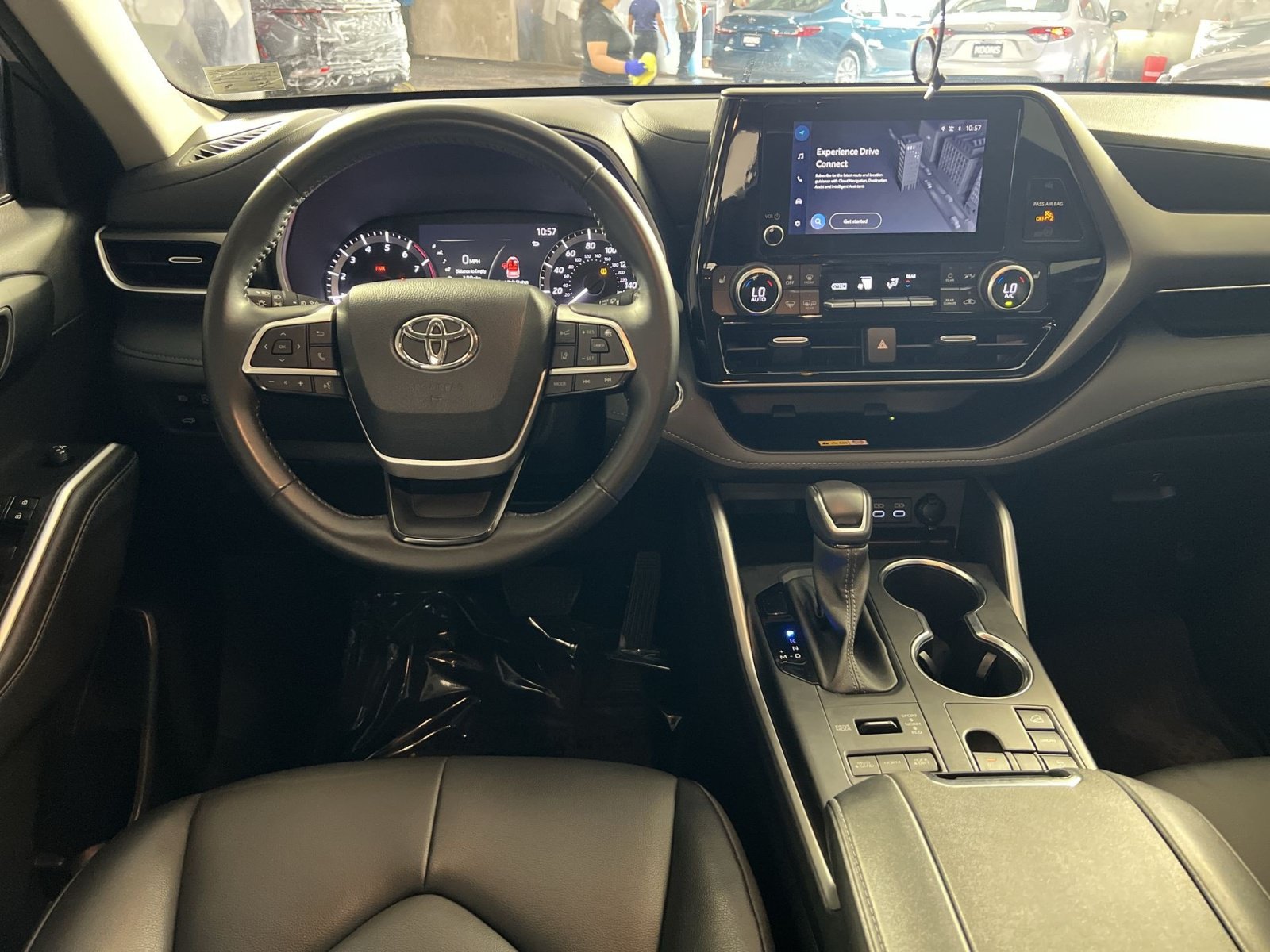 Used 2023 Toyota Highlander XLE AWD/4WD image 23