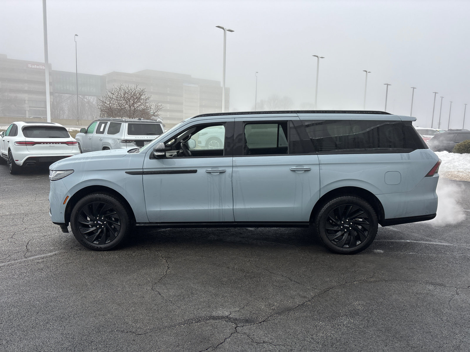 New 2025 Lincoln Navigator L Reserve w/ Jet Appearance Package image 4