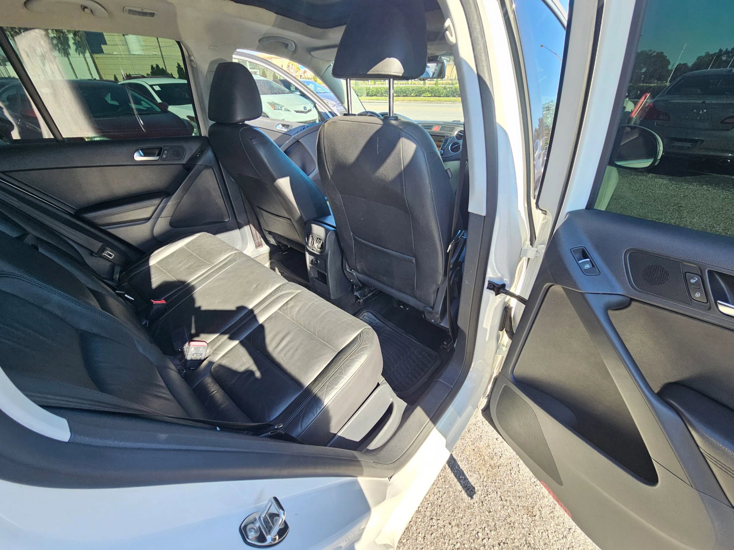 Used 2011 Volkswagen Tiguan SEL image 17